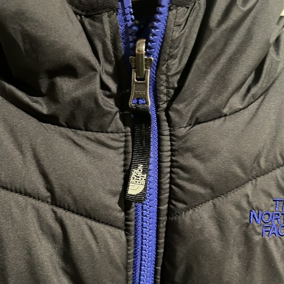 The North Face jacket with hood Girls size M (10/12) - Picture 3 of 14